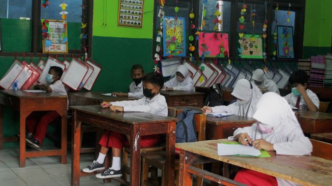 Sejumlah murid SD Negeri Kota Baru mengikuti Ujian Penilaian Akhir Sekolah di Bekasi, Jawa Barat, Senin (8/6/2021). [Suara.com/Dian Latifah]   