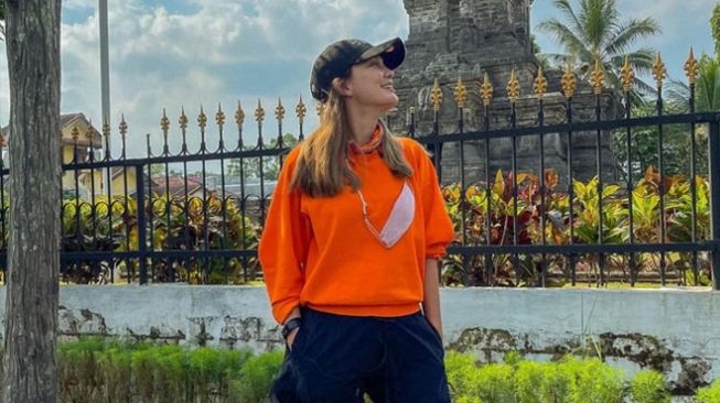 Luna Maya Unggah Foto di Candi Singosari Malang, Warganet Doakan Cepat Nikah