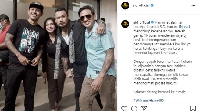 Potret mesra Jerinx dan Nora Alexandra usai bebas. [Instagram]