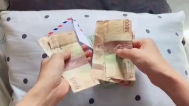 Viral Istri Buka Amplop Gaji Suami yang Guru, Jumlahnya Bikin Nyesek