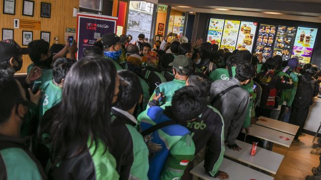 Pengemudi ojek daring memadati gerai McDonald’s Raden Saleh di Jakarta, Rabu (9/6/2021). ANTARA FOTO/Galih Pradipta