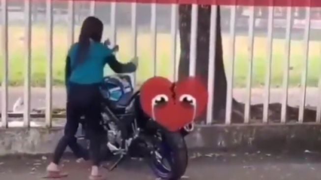Viral Aksi Wanita Ngambek sampai Tusuk Jok Sepeda Motor Milik Sang Pacar