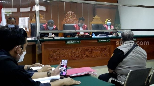 Salah satu saksi yang dihadirkan jaksa dalam sidang kasus narkoba istri Ajun Perwira, Jennifer Jill Supit di Pengadilan Negeri Jakarta Barat, Rabu (9/6/2-2021). [Evi Ariska/Suara.com]