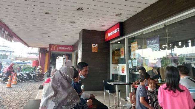 Penampakan pengunjung Mcdonalds di Mal PGC Cililitan, Jakarta Timur. (Suara.com/Arga)