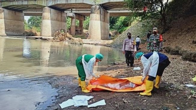 Geger Penemuan Mayat Mr X Tengkurap Penuh Luka di Sungai Ketonggo Ngawi