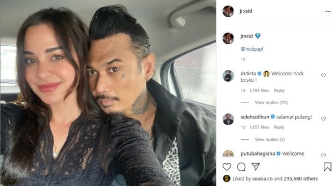 Potret mesra Jerinx dan Nora Alexandra usai bebas. [Instagram]