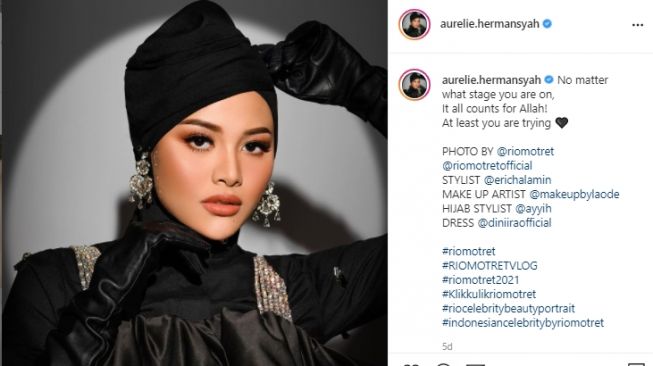 Gaya glamor Aurel pakai hijab [Instagram]