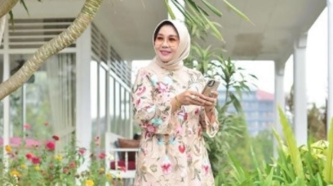 7 Potret Yora Febrina, Ibu Sekaligus Manager Nikita Willy yang Curi Perhatian