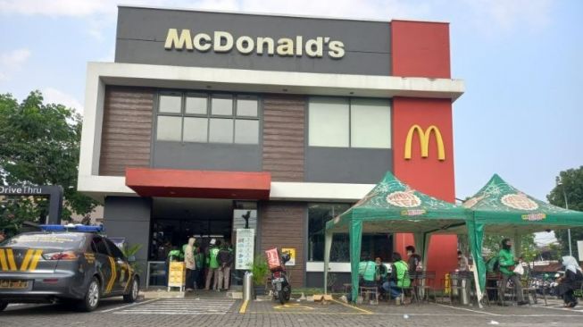 Suasana Gerai Waralaba McDonald's di Jalan Otista Jakarta Timur saat launching BTS Meal pada Rabu (9/6/2021). [Suara.com/Yosea Arga]