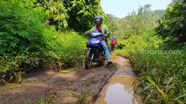 Cerita dari Kampung Terpencil KBB, Jalan Darat Berlumpur-Lewat Air Dipenuhi Eceng Gondok