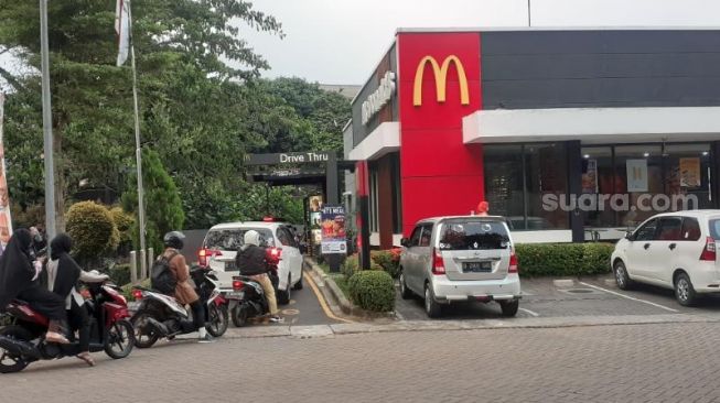 Suasana di McD Serpong Jaya, Tangsel, tak lagi ramai dari antrean ojol untuk mengambil pesanan paket BTS Meal milik customer yang sempat terjadi pada siang tadi, Rabu (9/6/2021). [Suara.com/Wivy Hikmatullah]