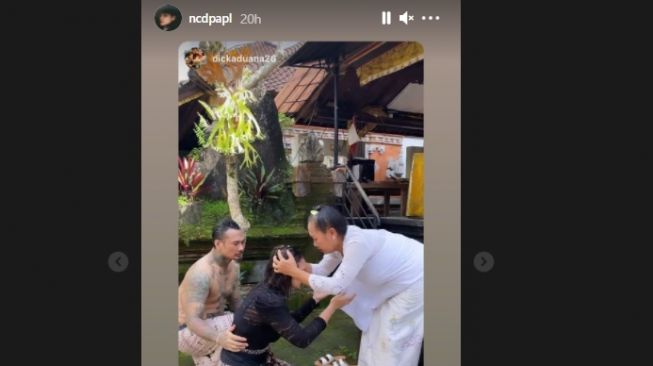 Potret mesra Jerinx dan Nora Alexandra usai bebas. [Instagram]