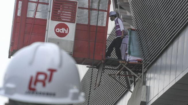 Presiden Joko Widodo meninjau progres LRT di Stasiun LRT TMII, Jakarta, Rabu (9/6/2021). ANTARA FOTO/Asprilla Dwi Adha