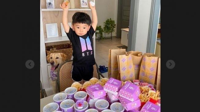 Anak Chef Arnold di antara deretan makanan dari BTS Meal. [Instagram]