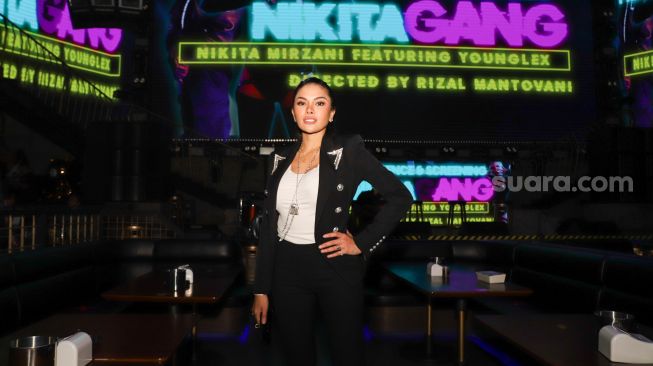 Aktris Nikita Mirzani saat peluncuran single dan video klip perdananya yang berjudul 'Nikita Gang' di Holywings Gatot Subroto, Jakarta Selatan, Rabu (9/6/2021). [Suara.com/Alfian Winanto]