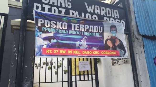 Satu Keluarga Besar Positif COVID-19, Gang Wardia Dago Dijaga Berlapis