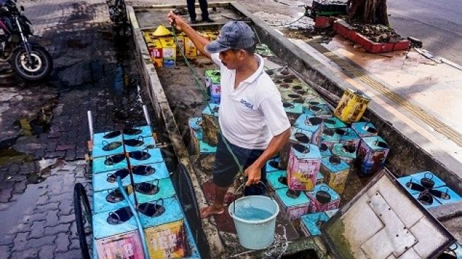 Pertahankan Gerobak Kayu dan Blek Kaleng, Ini Kisah Penjual Air Bersih di Kota Semarang