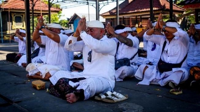 Pemuda Bali Bersatu (PBB) Berdoa di Pura Segara Rupek Buleleng untuk Akhir Pandemi