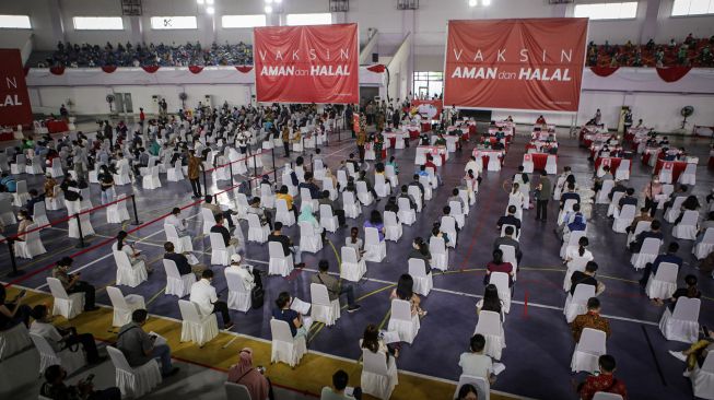 Sejumlah warga mengikuti vaksinasi massal di Sport Center Kelapa Dua, Kabupaten Tangerang, Banten, Rabu (9/6/2021).  ANTARA FOTO/Fauzan
