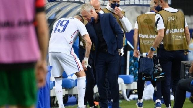 Pelatih Timnas Prancis Didier Deschamps (kanan) berbicara dengan Karim Benzema yang mendapatkan cedera saat menghadapi Bulgaria dalam laga persahabatan menjelang Euro 2020. FRANCK FIFE / AFP