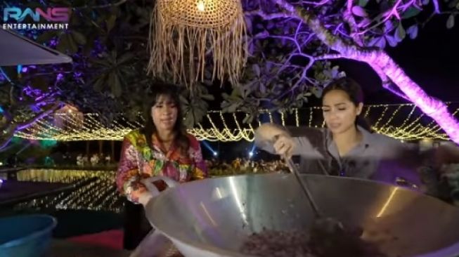 Nagita Slavina dan temannya Maharani Kemala saat masak sambal embe khas Bali. (Youtube/RANS Entertainment)