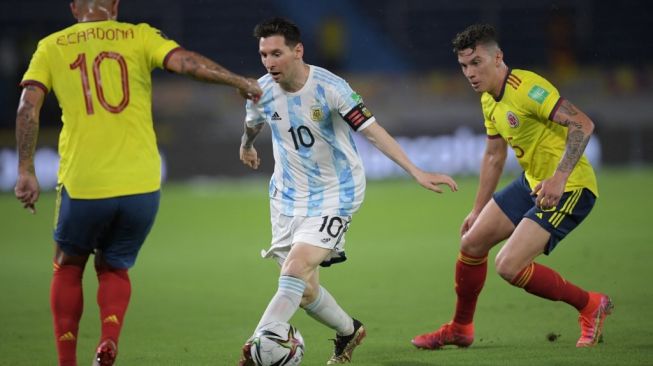 Penyerang sekaligus kapten Timnas Argentina, Lionel Messi (tengah) coba melewati hadangan pemain Kolombia, Edwin Cardona (kiri) dan Mateus Uribe dalam lanjutan Kualifikasi Piala Dunia 2022 zona CONMEBOL di Estadio Metropolitano Roberto Meledez, Kolombia, Rabu (9/6/2021). [Raul ARBOLEDA / AFP].