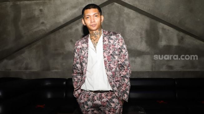 Rapper Young Lex ketika ditemui saat perilisan single dan video klip ' Nikita Gang' milik Nikita Mirzani di Holywings Gatot Subroto, Jakarta Selatan, Rabu (9/6/2021). [Suara.com/Alfian Winanto]