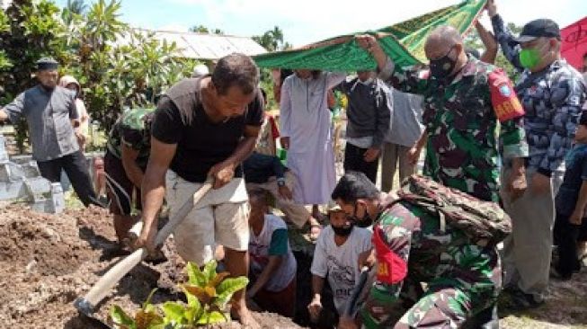 Wujud Berbela Sungkawa, Babinsa Sedau Hadiri Pemakaman Warga Binaan