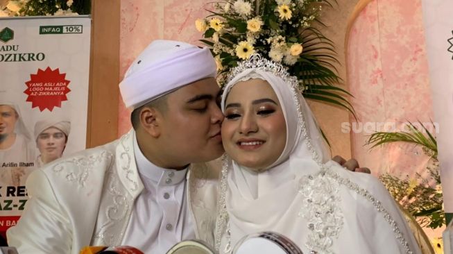 Ameer Azzikra dan Nadzira Shafa resmi menjadi suami istri. Pernikahan mereka berlangsung di Masjid Azzikra, Sentul, Bogor, Kamis (10/6/2021) ba'da subuh. [Evi Ariska/Suara.com]