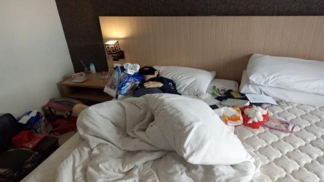 Mayat bercelana dalam tergeletak di kamar hotel Seminyak, Kuta, Bali di kamar 5357, Kamis (10/6/2021). (beritabali)