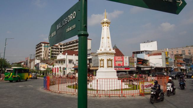 Pengendara melintas di kawasan Tugu Pal Putih, Yogyakarta, Kamis (10/6/2021).  ANTARA FOTO/Hendra Nurdiyansyah