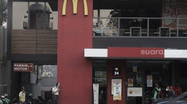 Suasana gerai restoran cepat saji McDonald's Raden Saleh yang dibuka kembali di Jakarta, Kamis (10/6/2021). [Suara.com/Angga Budhiyanto]