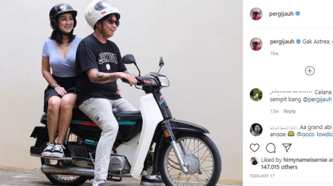 Foto Gofar Hilman dan artis wanita. [Instagram/pergijauh]