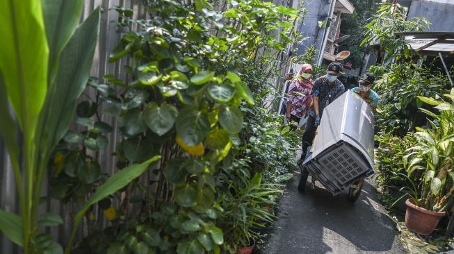 Petugas Dinas Lingkungan Hidup DKI Jakarta membawa sampah elektronik milik warga di kawasan Cempaka Putih, Jakarta, Kamis (10/6/2021).  ANTARA FOTO/Galih Pradipta