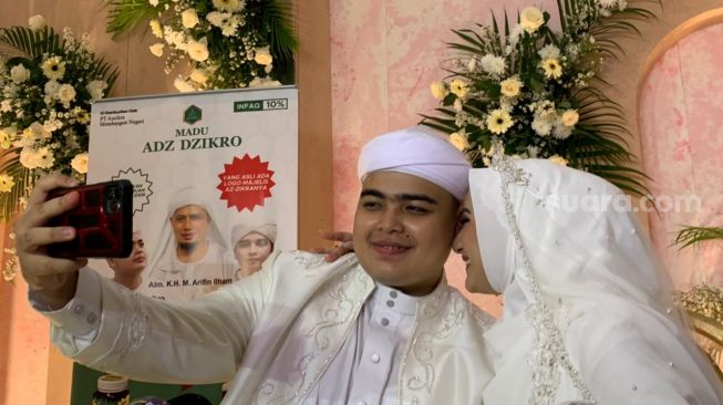 Resmi Menikah, Ameer Azzikra Keringat Dingin Sentuh Nadzia Shafa