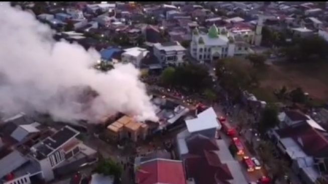 Kebakaran di gerai Indomaret Bumi Permata Sudiang Dalam RT 08 RW 10 Kelurahan Pai, Kecamatan Biringkanaya, Kota Makassar, Kamis 10 Juni 2021 / [SuaraSulsel.id / Dinas Pemadam Kebakaran Makassar]