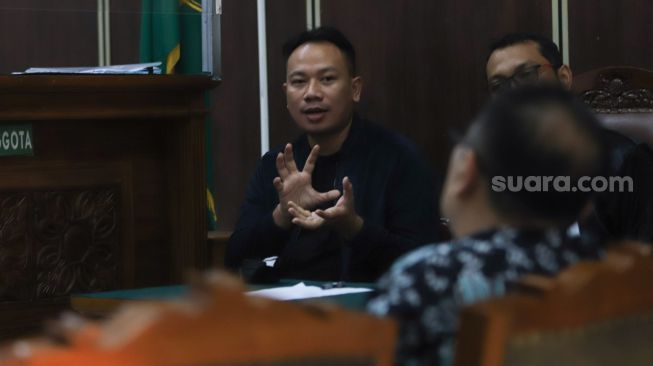 Tim Kuasa Hukum Kena Covid-19, Vicky Prasetyo Minta Sidang Pledoi Ditunda