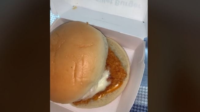 Beli Burger dapat Topping 'Panjang Keriting', Wanita Ini Sedih Tak Jadi Makan