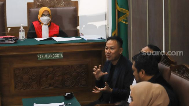 Presenter Vicky Prasetyo saat menjalani sidang lanjutan kasus pencemaran nama baik dengan mantan istrinya, Angel Lelga di Pengadilan Negeri Jakarta Selatan, Kamis (10/6/2021). [Suara.com/Alfian Winanto]