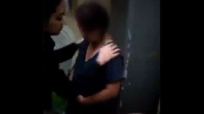 Viral Video Wanita Digeledah Pegawai Toko, Sembunyikan Belanjaan 1 Troli di Balik Baju