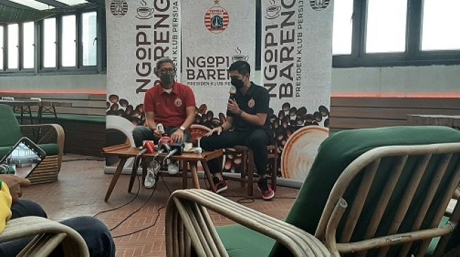 Presiden Persija Mohamad Prapanca dan Bambang Pamungkas saat memperkenalkan Angelo Alessio sebagai pelatih. (Suara.com/Adie Prasetyo Nugraha).