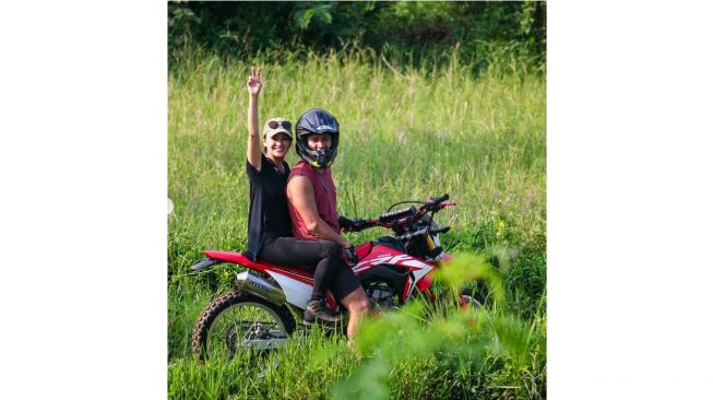 Senyum bahagia dari mereka ketika motoran bareng (Instagram)