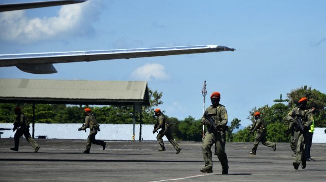 Prajurit TNI Angkatan Udara mengamankan area pendaratan saat simulasi penurunan paksa pesawat asing (force down) di Pangkalan Udara TNI AU Sultan Hasanuddin, Kabupaten Maros, Sulawesi Selatan, Kamis (10/6/2021). ANTARA FOTO/Abriawan Abhe