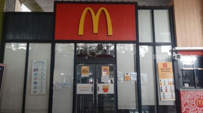 Restoran cepat saji McD di Stasiun Gambir, Jakarta Pusat, masih belum beroperasi meski sudah menjalani sanksi penutupan 1x24 jam akibat kerumunan BTS Meal, Kamis (9/6/2021). [Suara.com/Fakhri Fuadi Muflih]