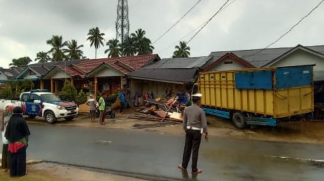 Sopir Salah Injak Pedal Gas, Truk Ekspedisi Seruduk Ruko dan Klinik Dokter