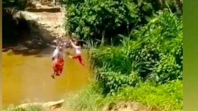 Tiga pelajar SD menyebrangi sungai dengan bergelantungan di tali [instgram]