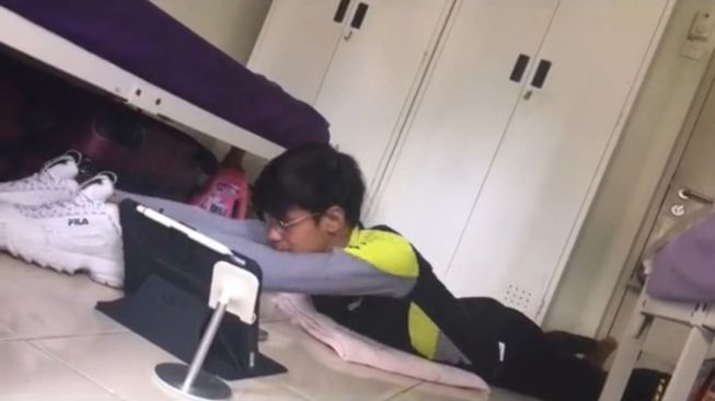 Penampakan Suasana Kelas Renang Online Ini Bikin Ngakak, Seperti Apa Sih? (Dok: TikTok/@abdulmuhaimin_esw)