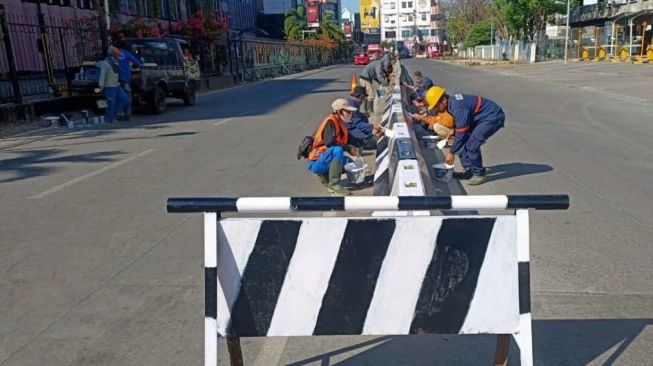 Dinas PU Makassar Mengecat Pembatas Jalan, Ada 5 Titik