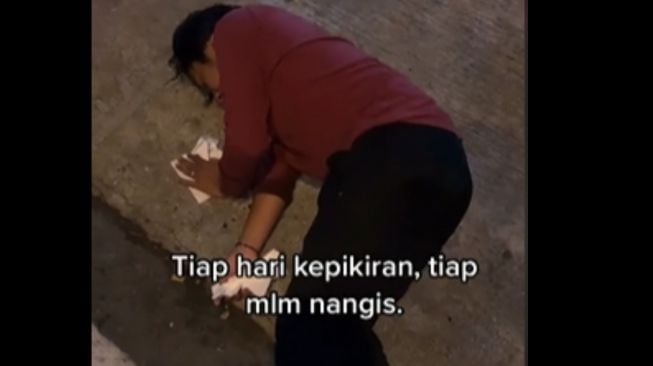 Pria nangis setiap malam gegara ditinggal nikah. (Tiktok)