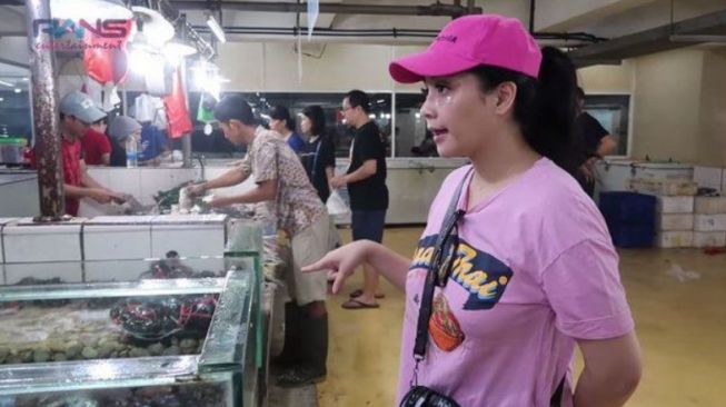 Potret artis pergi ke pasar - Nagita Slavina. (Instagram/raffinagita1717)